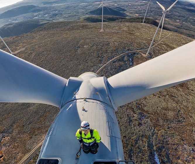 Grupo empresarial contratando para trabalhos com torre Eólica