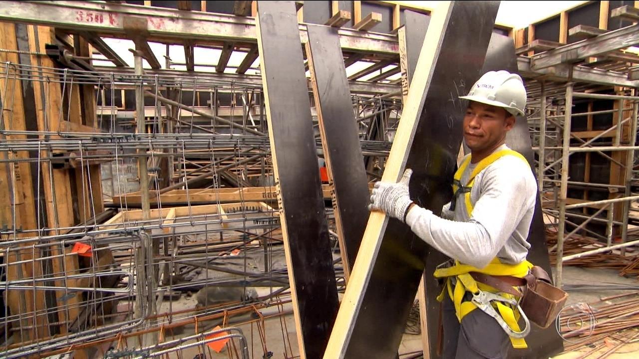 Empresa de construção civil com vagas de emprego para pedreiro, servente, carpinteiro e mais