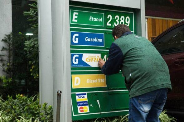 Petrobras corta em 15% os preços da gasolina e reduz refino devido aos impactos da expansão do coronavírus