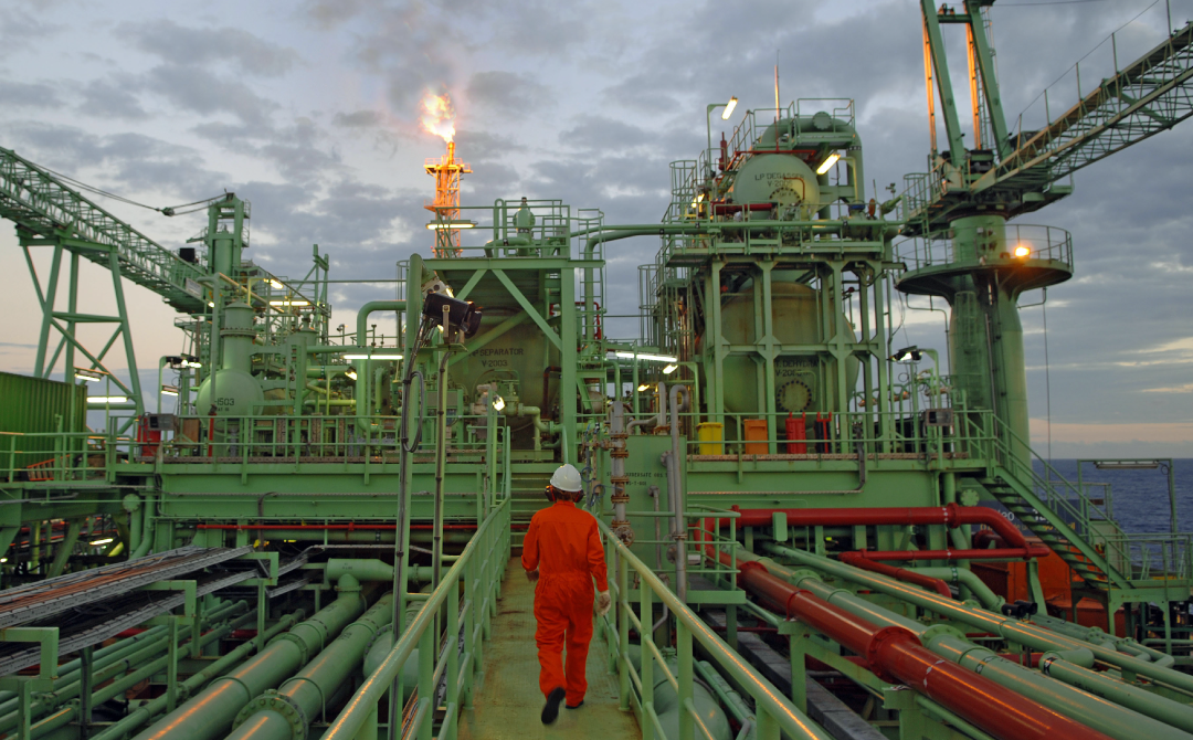 Com meta de cortar 2 bilhões de dólares em custos operacionais, Petrobras busca a suspensão temporária de contratos com fornecedores