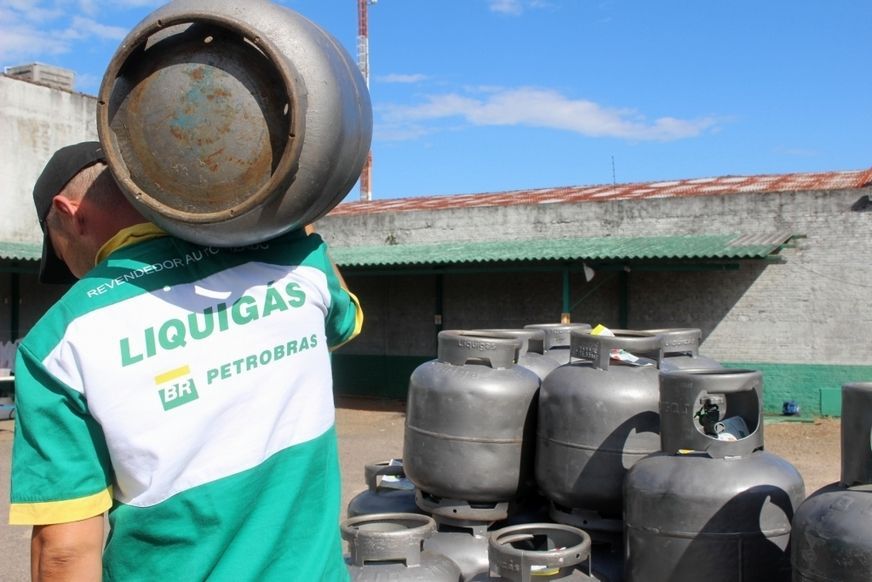 Petrobras vai doar 10 mil botijões de gás de cozinha para populações atingidas pela pandemia de coronavírus
