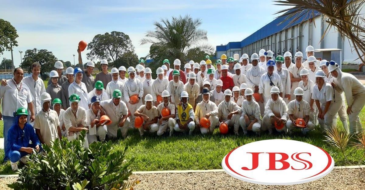 A maior processadora de carne no mundo, a JBS, recebe currículo para vagas de ensino médio e superior para trabalhar no setor de manutenção e administrativo