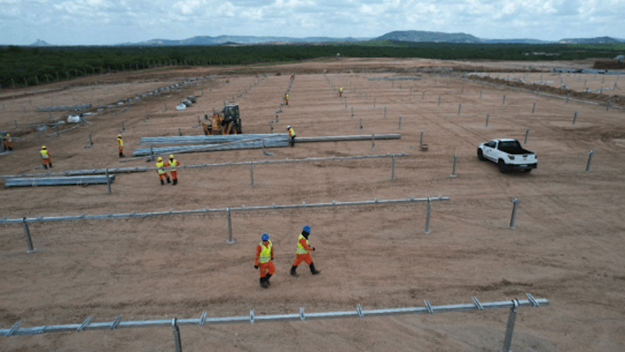 Entrega dos módulos solares permite início da montagem das peças na usina, que marca a estreia da Neoenergia na geração fotovoltaica centralizada