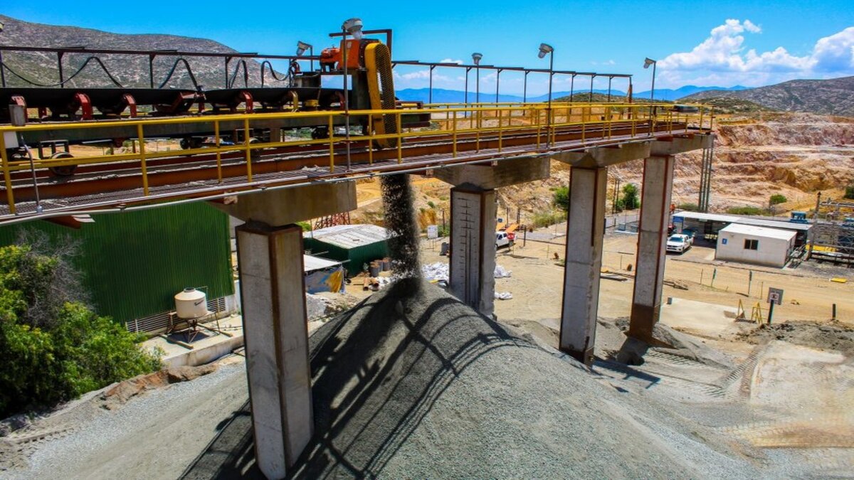 De acordo com as projeções da Ameto para a finalização do projeto, o empreendimento no ramo de mineração da Aura Minerals na cidade de Almas deve entregar mais de 300 empregos e contribuir para o desenvolvimento do estado do Tocantins.