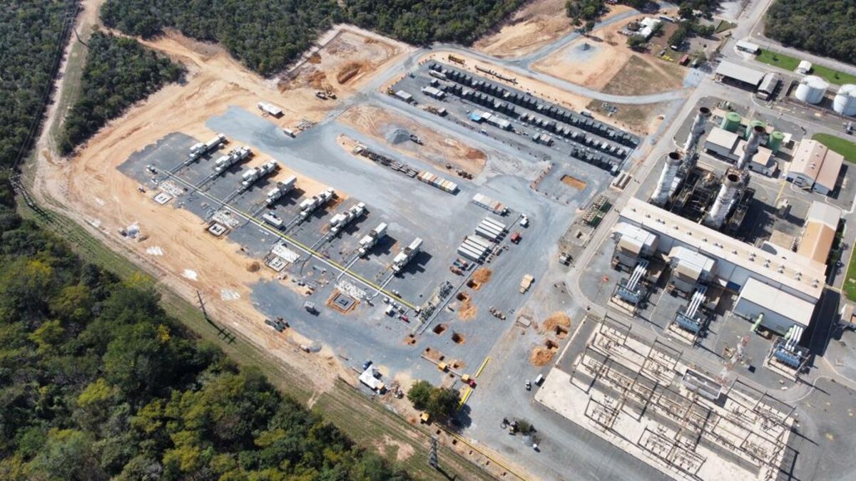 Visando aproveitar o alto potencial de produção energética ao utilizar o gás natural como base das usinas, a Âmbar Energia fez um investimento de R$ 900 milhões em quatro termelétricas em Cuiabá e irá inaugurá-las neste mês.