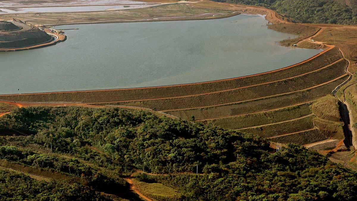 A ANA divulgou recentemente o relatório com dados sobre as barragens de todo o Brasil e apontou 187 estruturas em estado crítico cadastradas no SNISB, além de um forte crescimento na implementação da PNSB para mais segurança operacional.