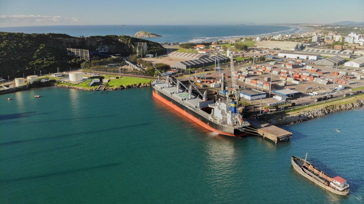O Porto de Imbituba será o mais novo porto a ter potencial para receber navios de maior porte. O terminal portuário construído há mais de 40 anos passará por reformas em seu cais 3 que serão divididas em quatro fases e estão previstas para serem concluídas em 30 meses.