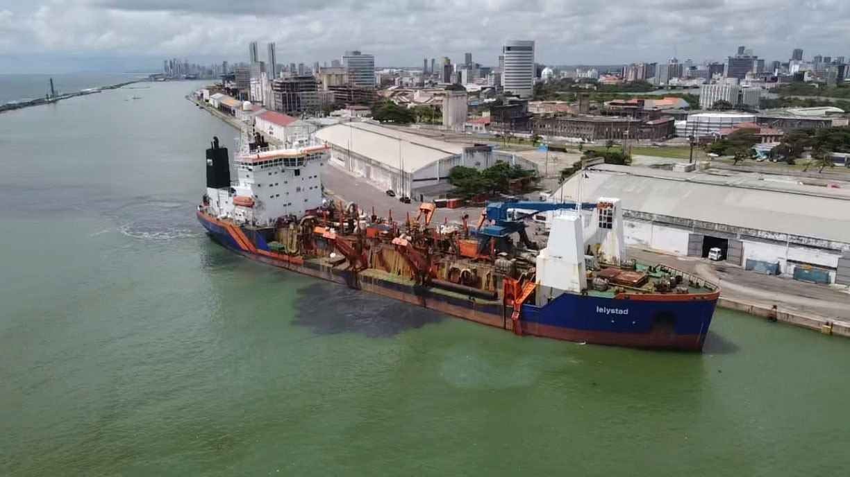A recém-finalizada obra de dragagem possibilitou um aumento no calado do Porto do Recife e, com isso, o complexo poderá receber navios ainda maiores para a movimentação de cargas, tornando a sua crescente nessas operações ainda maior.