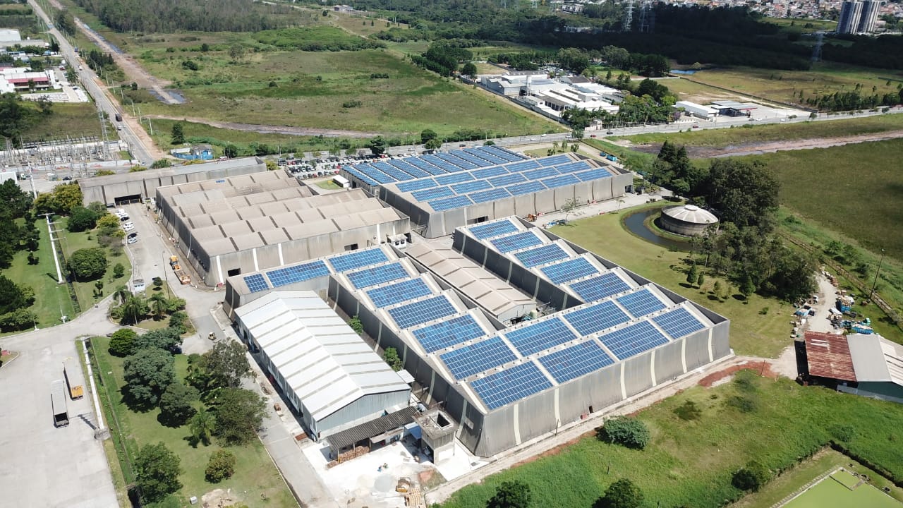 O abastecimento interno da fábrica de São Paulo da Elgin agora se torna ainda mais eficiente com os investimentos na ampliação da capacidade de produção da usina de energia solar, com a aquisição de novos sistemas e modernização do complexo.