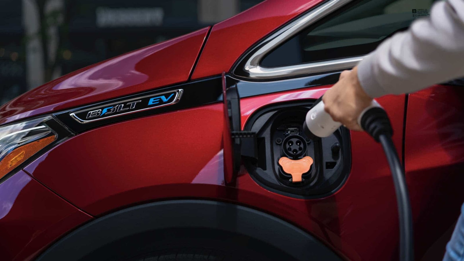 carro elétrico vermelho EV com sua bateria de ions de lítio sendo carregada 2