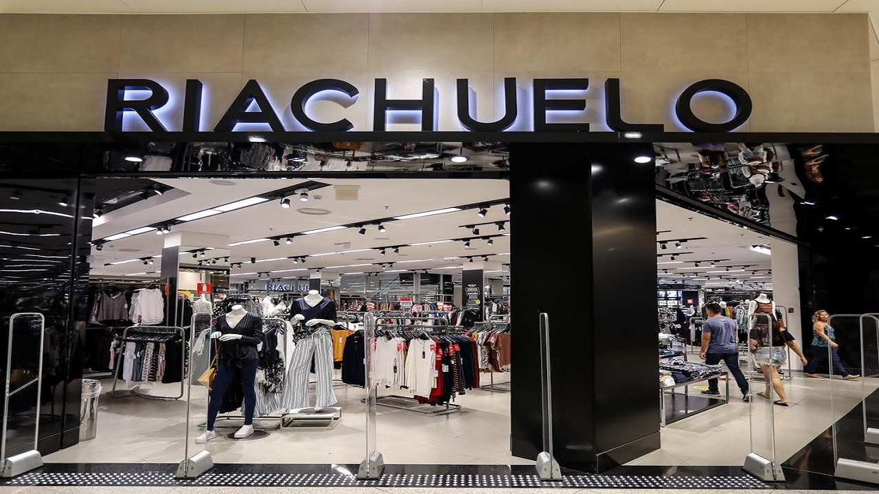 Grupo Guararapes, controladora das lojas Riachuelo em Fortaleza, encerra suas atividades e anuncia a demissão de 2 mil funcionários
