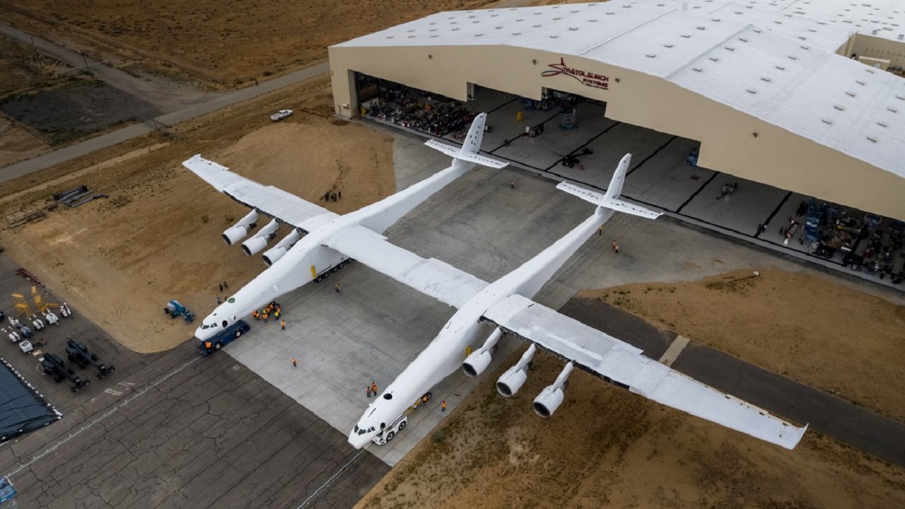 Stratolaunch Roc, o maior avião do mundo, com 117 metros de envergadura bate novo recorde