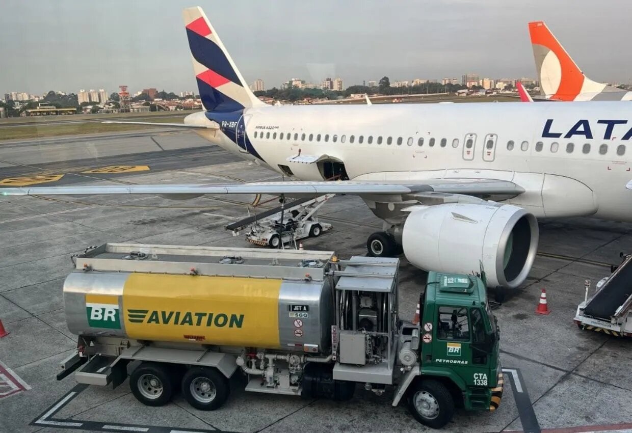 Logo na primeira semana de fevereiro, a Petrobras pratica reajuste de 17,1% no querosene de aviação e o combustível aumenta de preço.