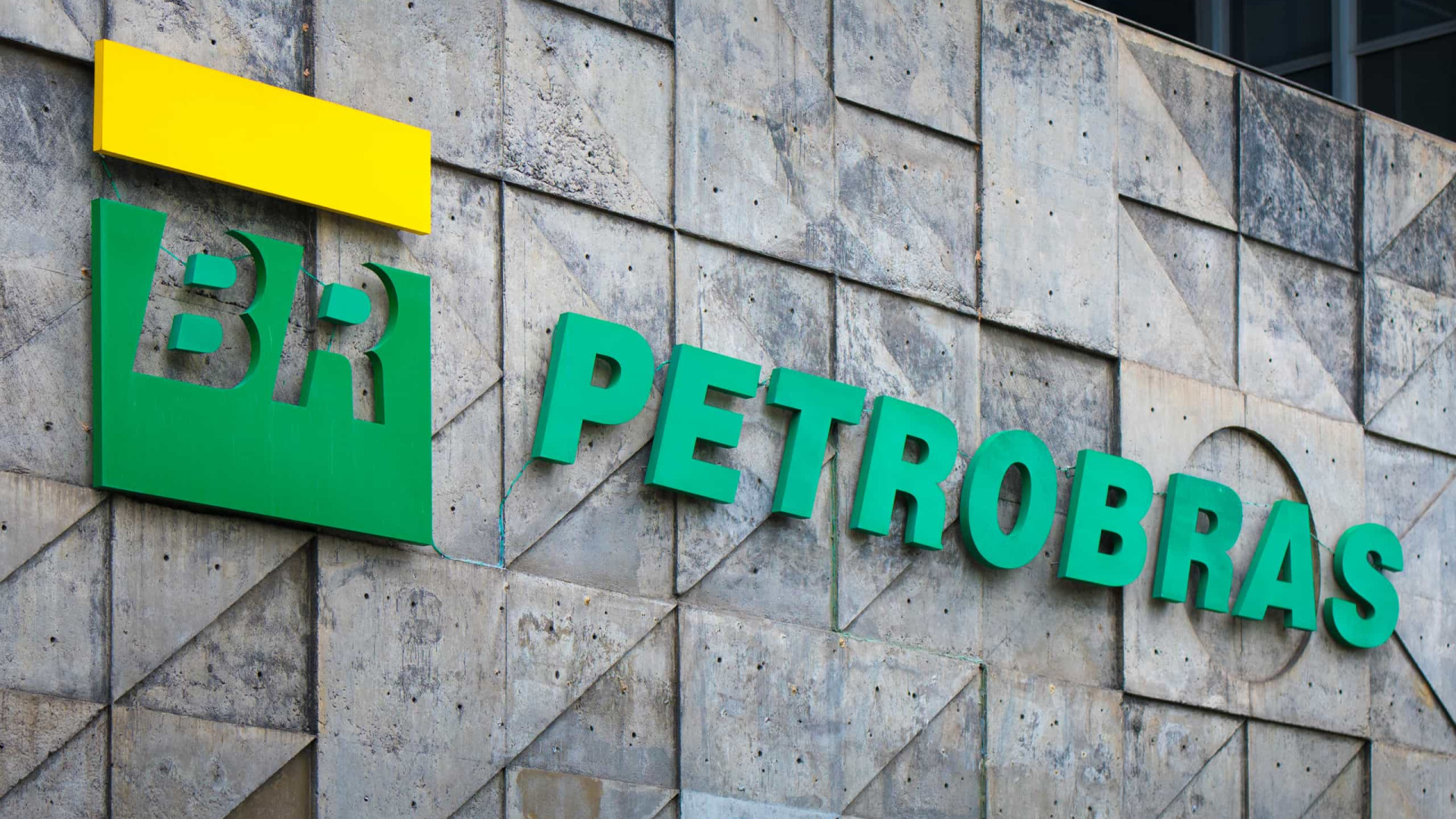 A mudança na presidência da Petrobras pode trazer alterações quanto ao plano de desinvestimento nos ativos. Sob o comando de Jean Paul Prates, a estatal ainda solicita ao Cade a prorrogação do prazo da privatização das refinarias no país.