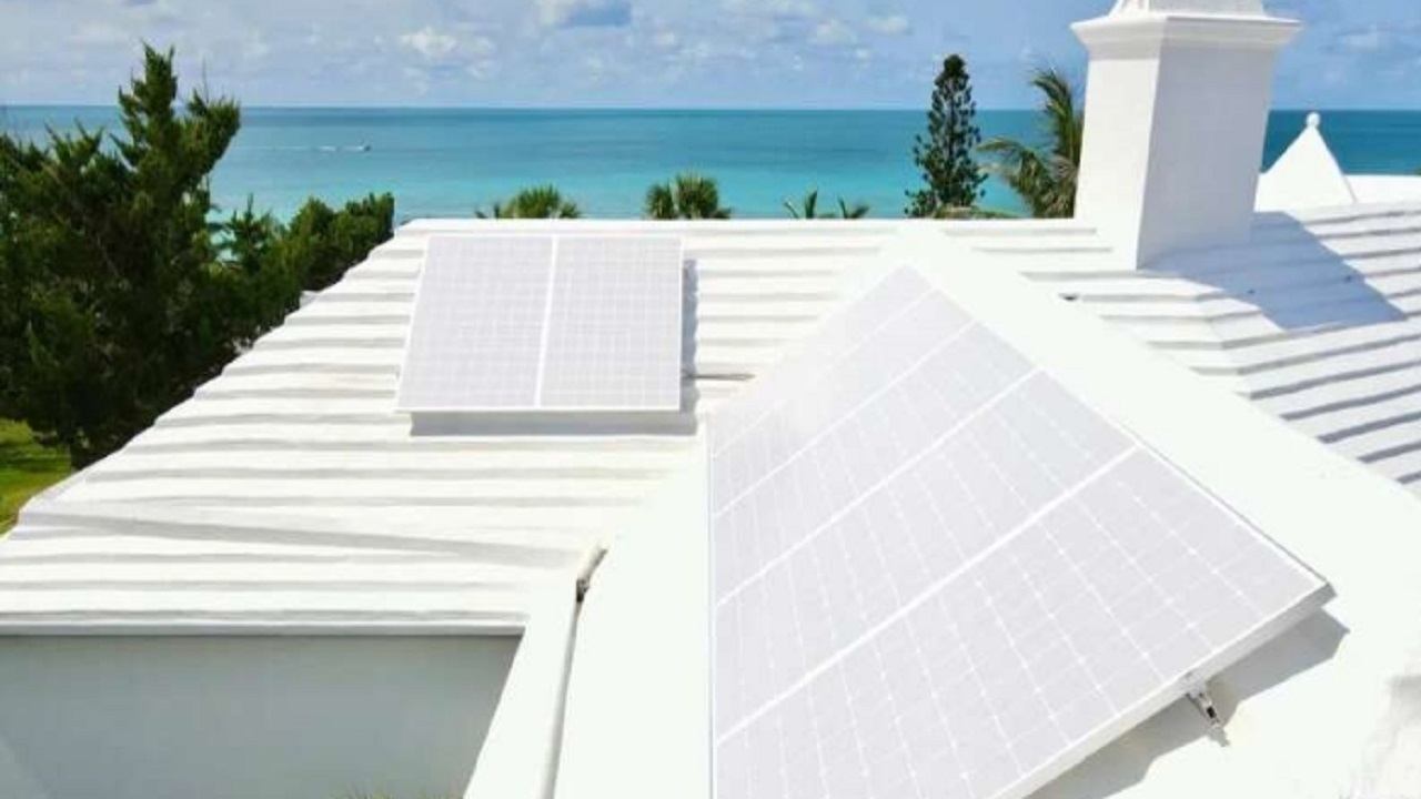 Empresa anuncia painéis solares brancos, customizáveis e que possuem um módulo solar de cristal com  60 células