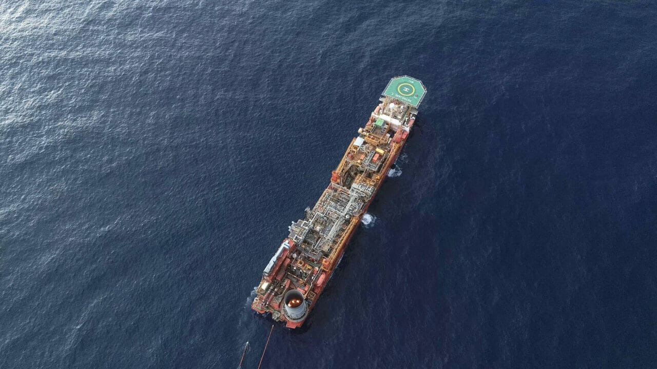 A Enauta anunciou planos de retomar a produção no campo de Atlanta, na Bacia de Santos, em outubro, após uma pausa devido a falhas nos equipamentos submarinos.