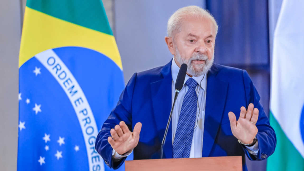 Em entrevista após a cúpula do G20, o presidente Lula defendeu enfaticamente o direito do Brasil de explorar petróleo na Margem Equatorial. Ele ainda destacou a necessidade dos investimentos em combustíveis renováveis.