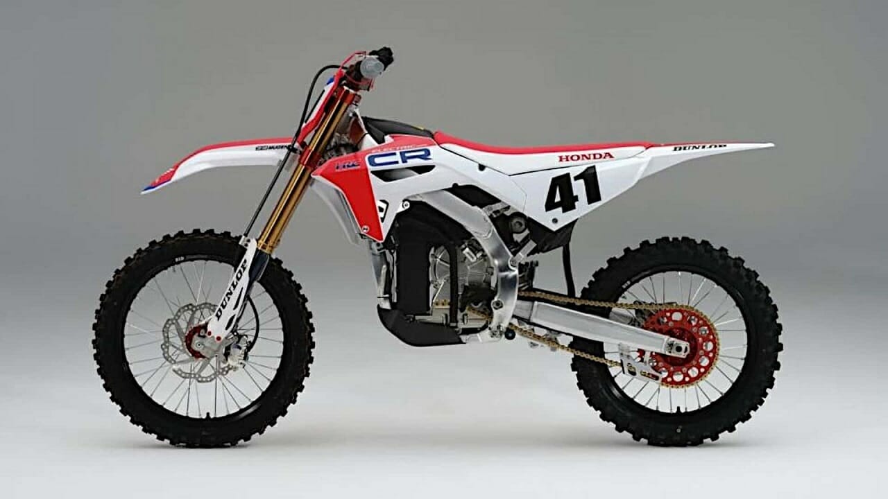 Honda sai na frente das concorrentes e leva sua nova moto elétrica ao torneio de motocross