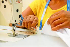 transforma uniformes em ecobags em parceria com ONG Mulheres do Sul