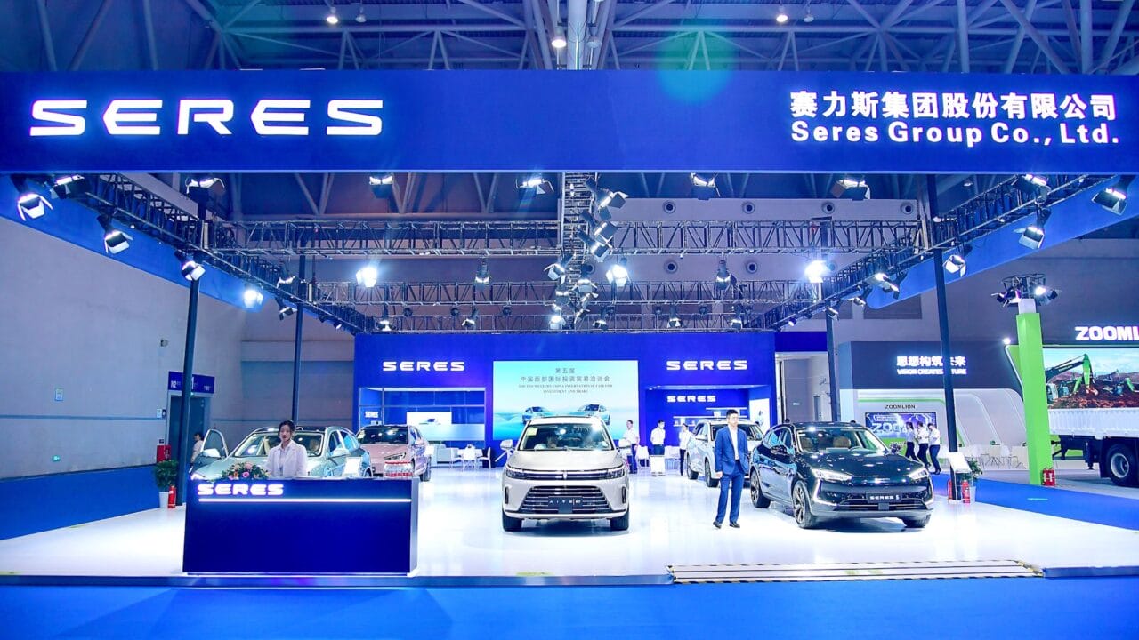 Seres, carros eletrificados, concessionárias físicas, mercado, Brasil, operações, estratégia, chinesas, BYD, GWM, concessionárias, verde-amarelo, venda, digital, segurança, consumidor, premium.