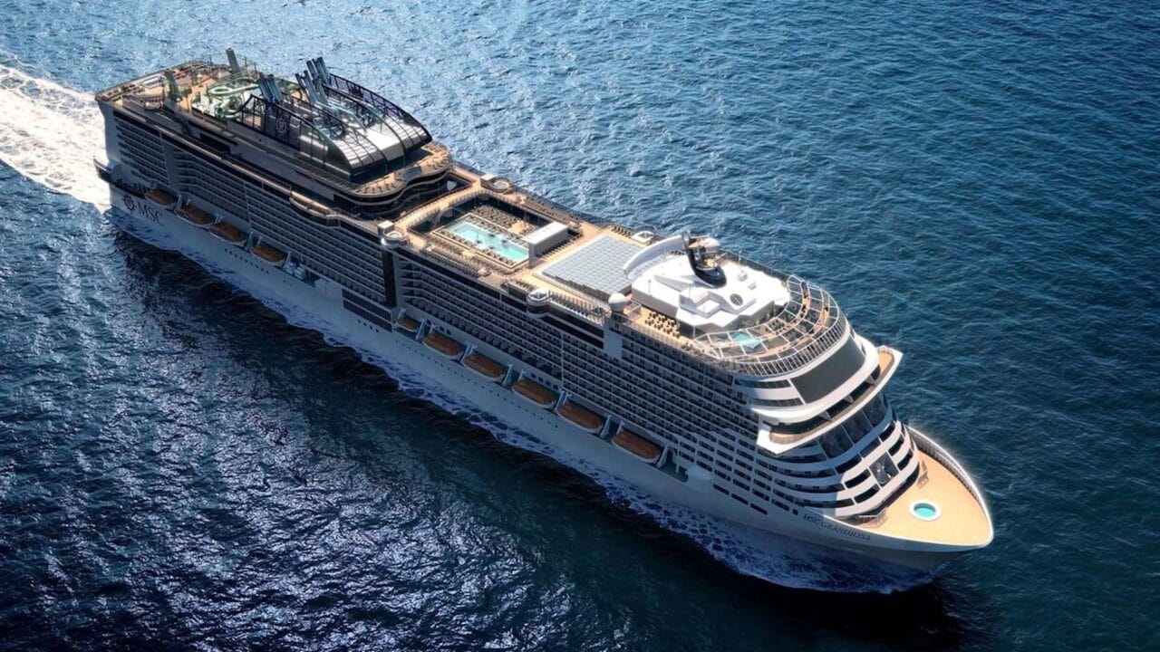 drone, navio de cruzeiros, MSC Grandiosa, Porto de Santos, filmagens, Rômulo Roberto Venâncio, manobra, motores azipod, hélices, dimensões, temporada, hóspedes, tripulantes, cabines, Brasil.