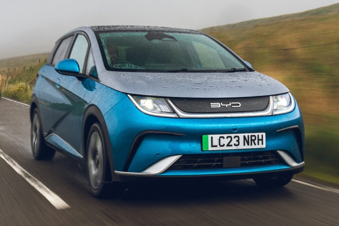 O governo brasileiro anunciou o aumento progressivo das tarifas de importação para veículos elétricos e híbridos, revertendo a política de isenção em vigor desde 2015. A medida busca equilibrar a competição no mercado automotivo, impactando consumidores de alta renda e incentivando a produção nacional desses veículos no Brasil.