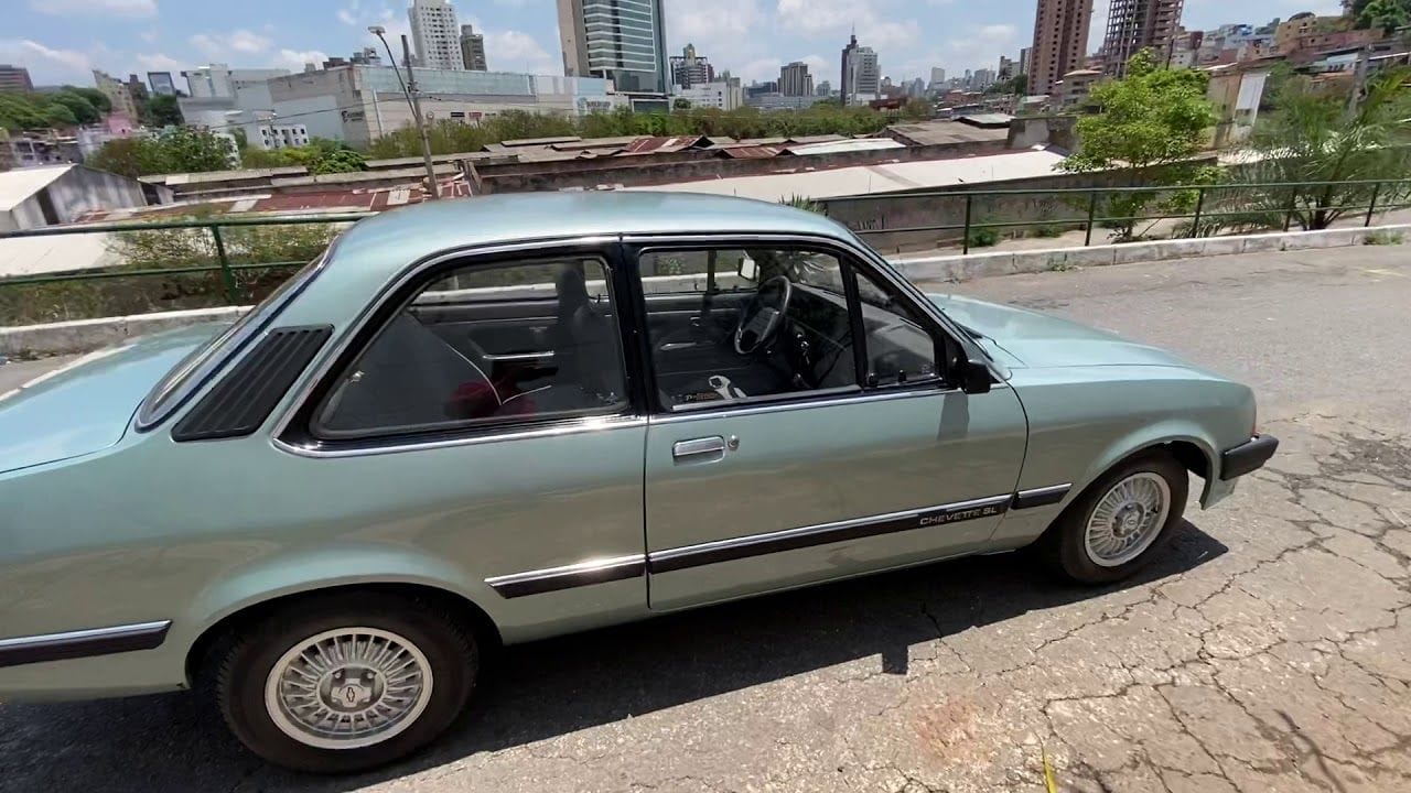O Chevrolet Chevette, um sedã que se tornou um ícone nas ruas brasileiras, teve uma trajetória repleta de inovações e sucessos. Lançado com várias séries especiais e versões únicas, como o Chevette GP esportivo e o inusitado Chevette Jeans, este veículo definiu uma era.