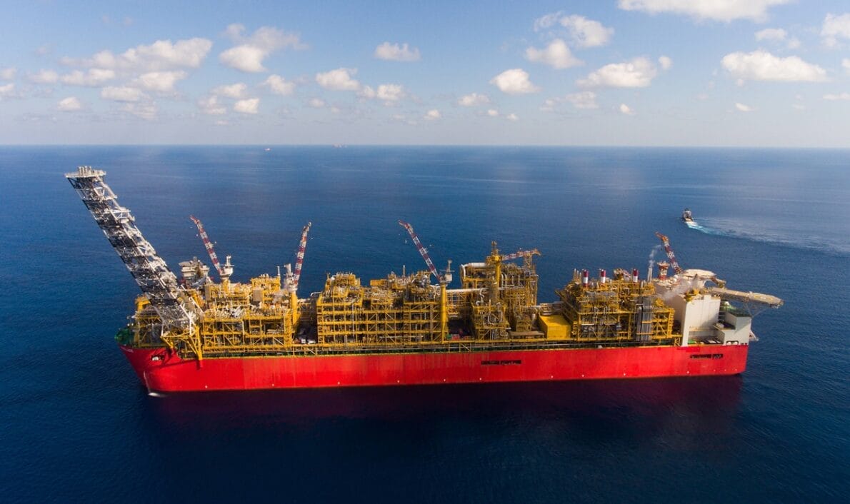 plataforma -shell - embarcação - gás - GNL - navio - ações