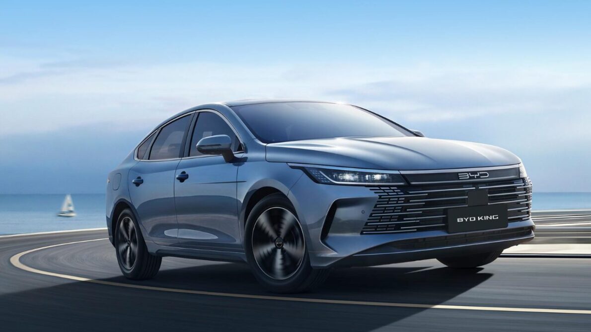 O BYD King GS chega com promessas de eficiência e desempenho que podem desafiar o tradicional Toyota Corolla no mercado.