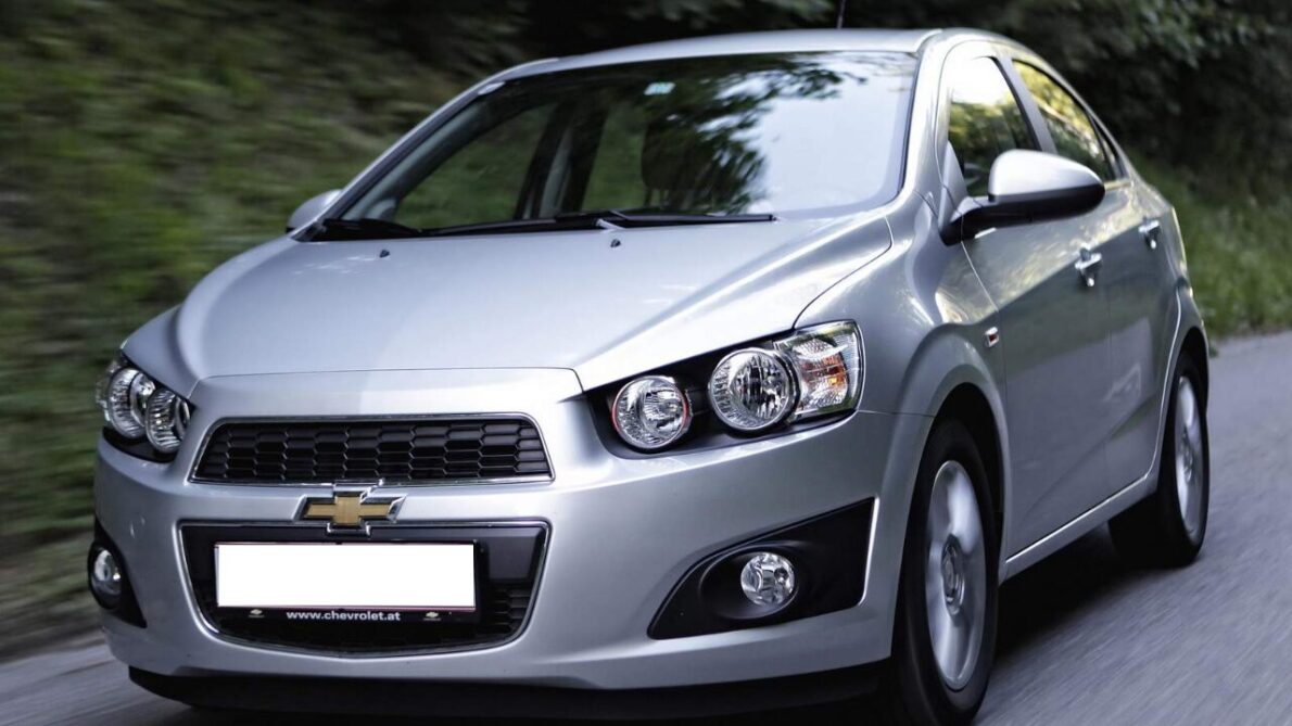 Chevrolet Sonic 2013: Um carro sedan com motorização eficiente, desempenho sólido e espaço interno confortável, para uso diário e viagens.
