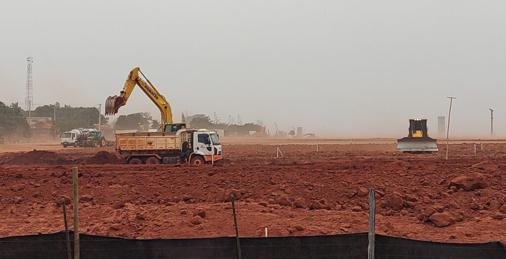 Máquinas trabalham a todo vapor no preparo do solo. (Créditos da foto: Carlos Teixeira/Agora Interior)