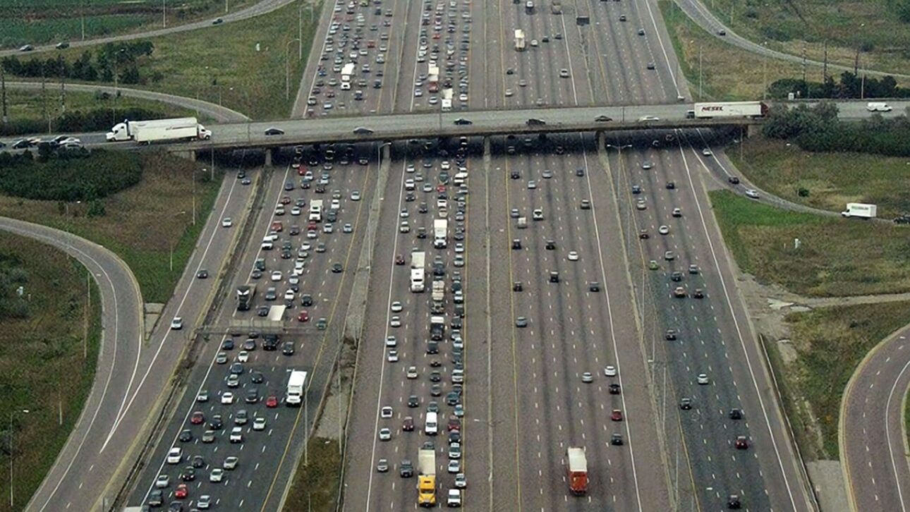 Rodovia com 18 faixas enfrenta congestionamento diário. Governo canadense propõe túneis subterrâneos, mas projeto divide opiniões.