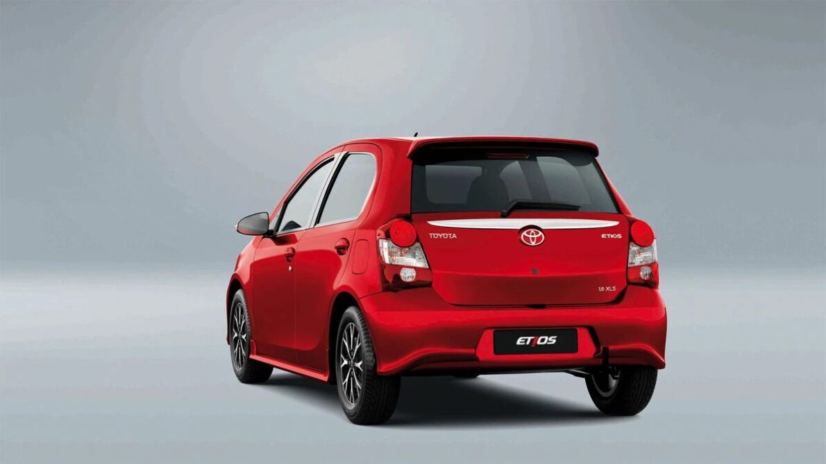 Toyota Etios, com preços a partir de R$ 35 mil, é uma opção econômica e confiável no mercado de usados. Saiba o que observar antes de comprar! (Imagem/ Divulgação) Toyota Etios, com preços a partir de R$ 35 mil, é uma opção econômica e confiável no mercado de usados. Saiba o que observar antes de comprar! (Imagem/ Divulgação)