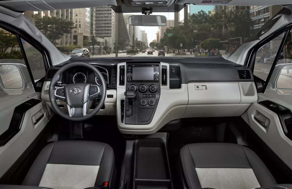 Toyota lança em 2025 a Hiace, uma van robusta e moderna que promete atender o transporte de passageiros e se destacar como nova Kombi. (Imagem/ Divulgação)