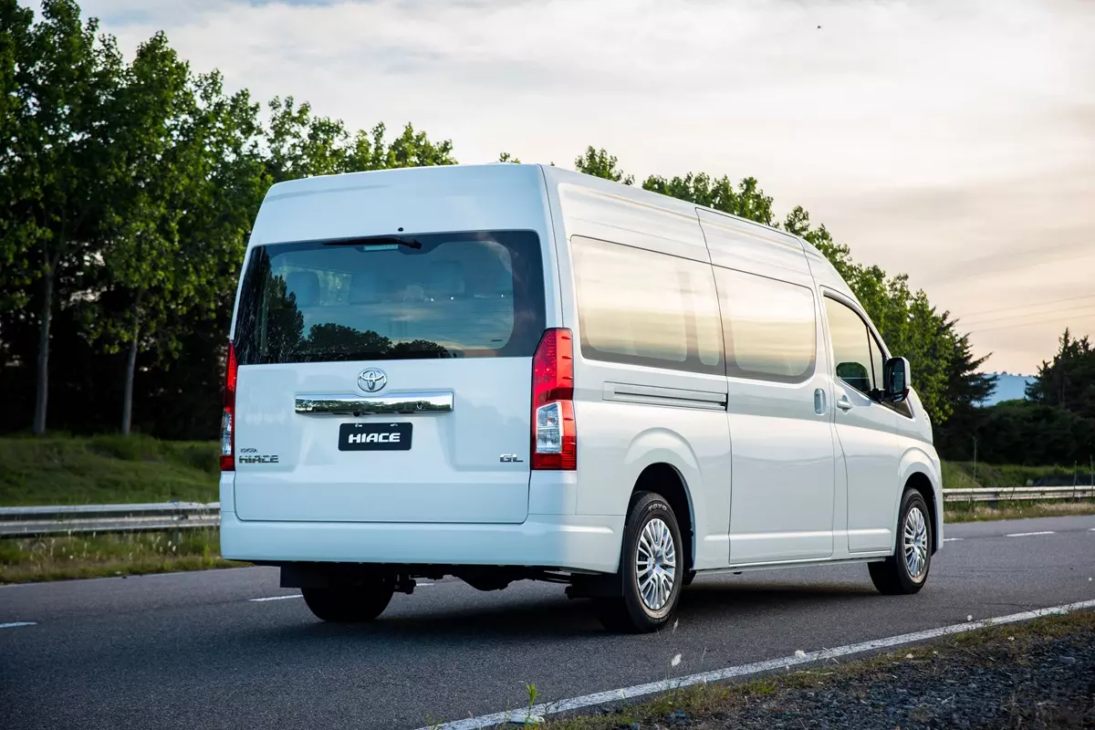 Toyota lança em 2025 a Hiace, uma van robusta e moderna que promete atender o transporte de passageiros e se destacar como nova Kombi. (Imagem/ Divulgação)
