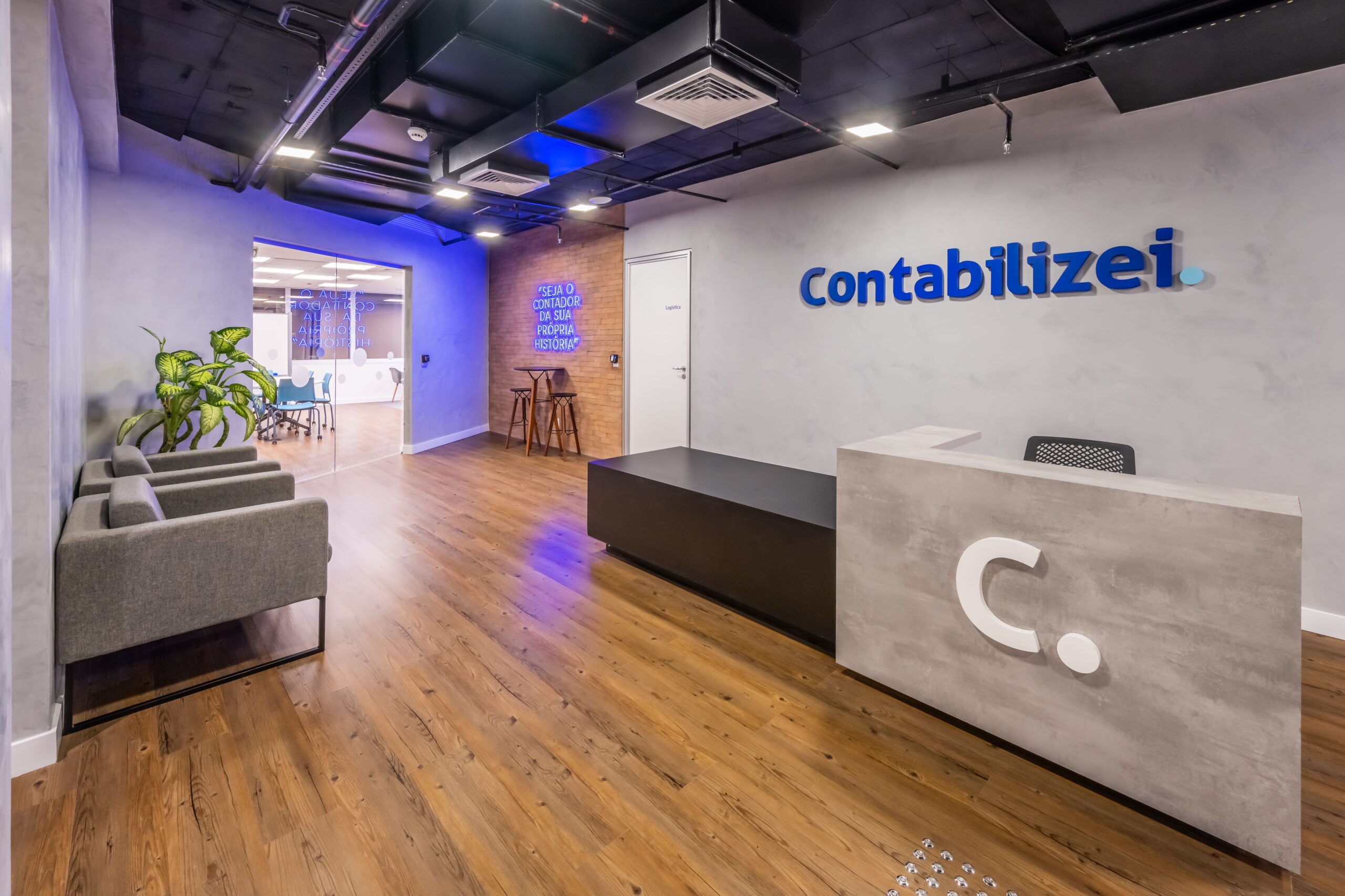 Recepção moderna da Contabilizei, representando um ambiente de trabalho inovador, acolhedor e ideal para novas vagas de emprego. Imagem: Imprensa Contabilziei