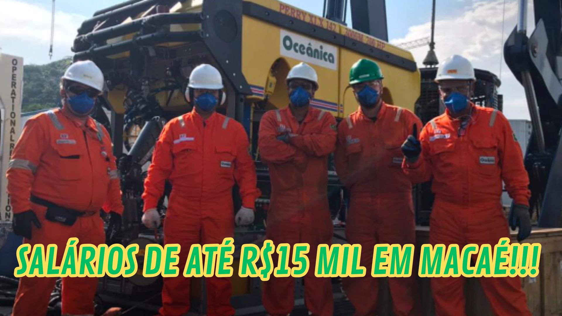 Profissionais offshore em Macaé com uniformes laranja, representando oportunidades de trabalho com salários de até R$15 mil no setor de óleo e gás.