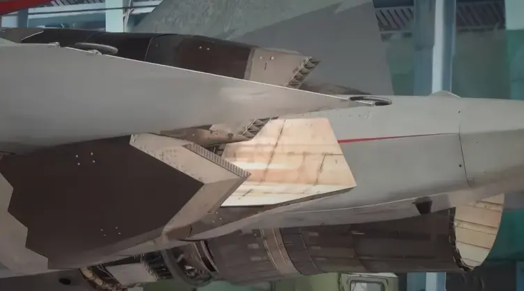 O novo motor furtivo do caça russo SU-57 apresenta um bico de exaustão angulado e achatado, semelhante ao utilizado no F-22 Raptor americano, visando reduzir a assinatura de radar e térmica. Ambos os motores incorporam a vetorização de empuxo, que melhora significativamente a manobrabilidade e a capacidade de realizar curvas mais fechadas durante o voo.