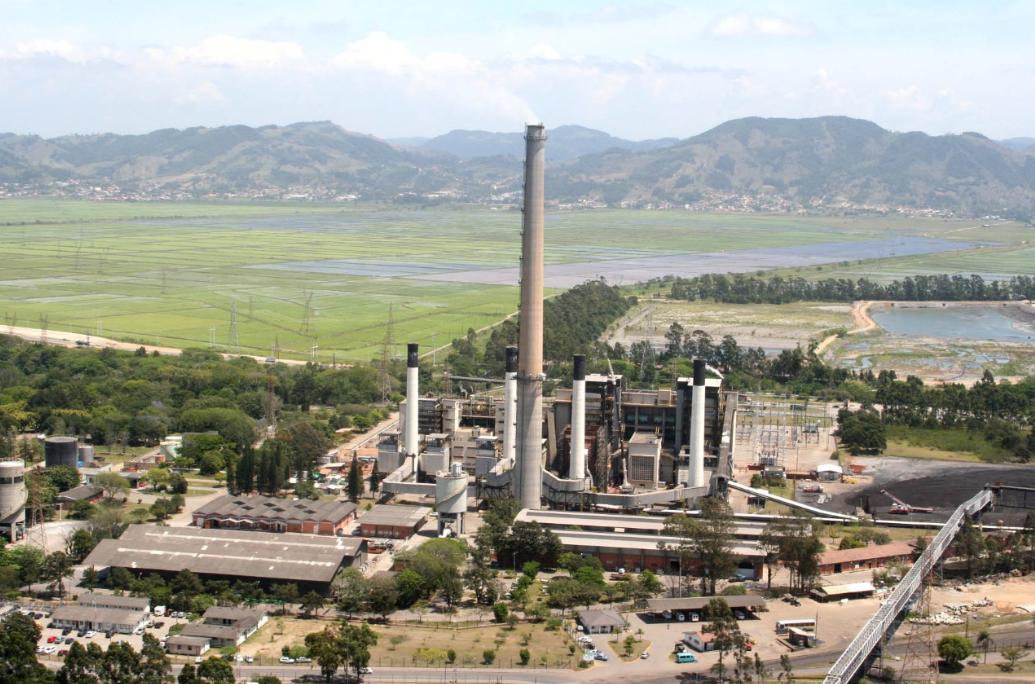 A renúncia fiscal não é um investimento direto, mas representa a perda de receita para o governo ao conceder benefícios tributários às empresas que operam no setor de carvão e gás natural. Ou seja, o governo abre mão de arrecadar esses valores em impostos para favorecer essas atividades.

Na prática, isso significa que o dinheiro que poderia ser usado em outras áreas, como saúde, educação ou infraestrutura, será destinado indiretamente para sustentar o funcionamento das termelétricas, tornando o custo final maior para os cofres públicos e, possivelmente, para os consumidores.