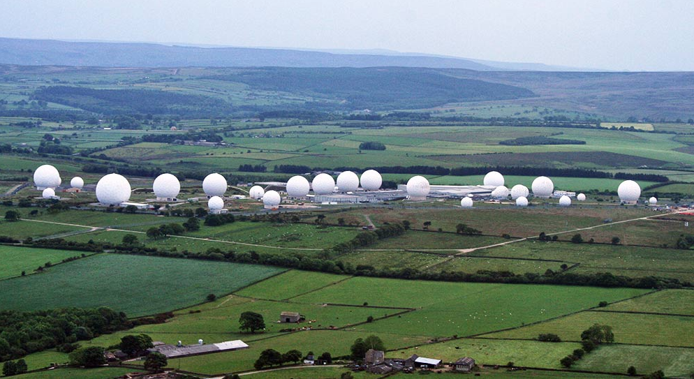 O programa ECHELON foi criado pelos Estados Unidos e Reino Unido no contexto da Guerra Fria, liderado pela Agência de Segurança Nacional (NSA) dos EUA e pela Sede de Comunicações do Governo (GCHQ) do Reino Unido. Posteriormente, a aliança expandiu para incluir Canadá, Austrália e Nova Zelândia, formando os “5 Olhos”.