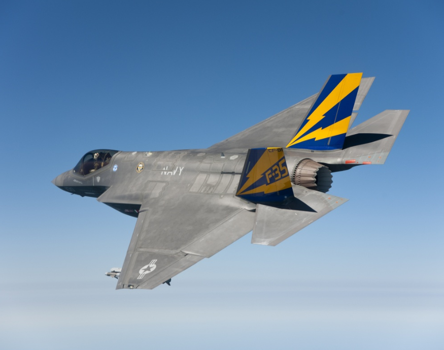 Projetado para operações em porta-aviões, o F-35C conta com asas maiores e dobráveis, além de um trem de pouso reforçado para suportar aterrissagens de alto impacto. Ele também é equipado com o sistema AN/ASQ-239 Barracuda, que bloqueia radares e comunicações inimigas, garantindo superioridade no campo de batalha.