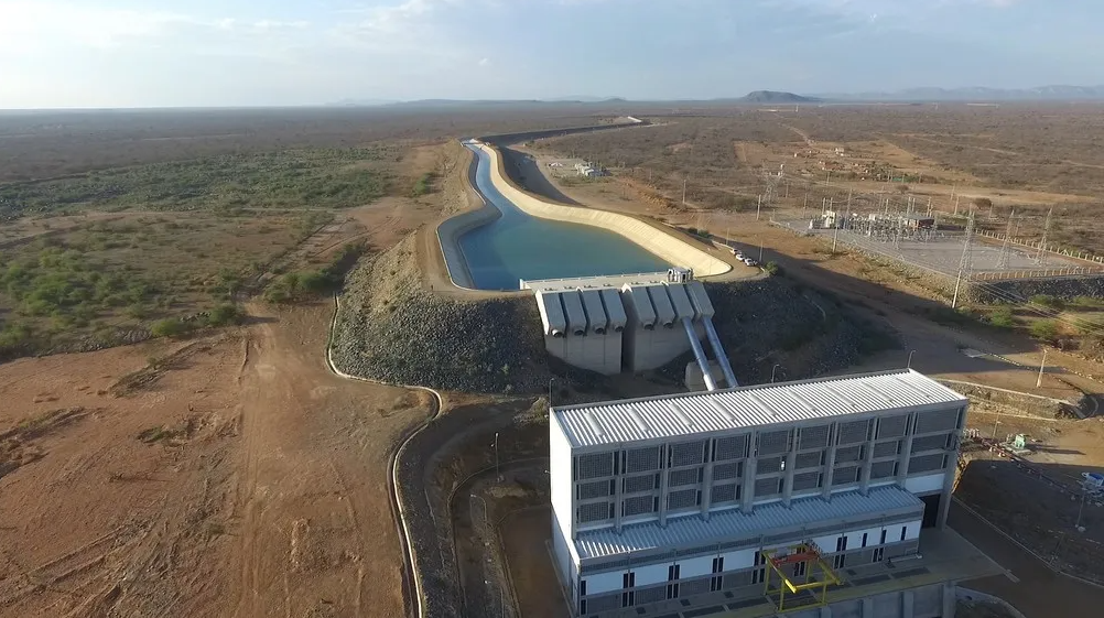 A ideia da transposição do Rio São Francisco foi concebida durante o reinado de Dom Pedro II, no século XIX, como uma solução para mitigar os impactos da seca no Nordeste. O projeto ganhou força após a seca de 1877-1879, quando cerca de 10% da população do Ceará morreu, impulsionando estudos e propostas de engenharia para levar água às regiões mais afetadas.