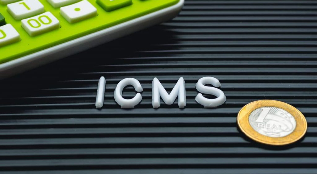 O aumento do ICMS foi decidido pelos estados para aumentar a arrecadação e enfrentar déficits fiscais, principalmente em áreas como saúde e educação. Além disso, a medida busca equilibrar a concorrência entre produtos nacionais e importados, já que muitos itens estrangeiros chegam ao Brasil com preços bem abaixo do mercado local.