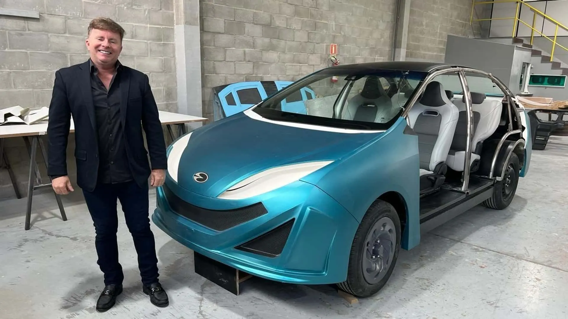 Carro elétrico do “Elon Musk brasileiro” será híbrido e importado da China. Projeto enfrenta promessas não cumpridas e polêmicas.