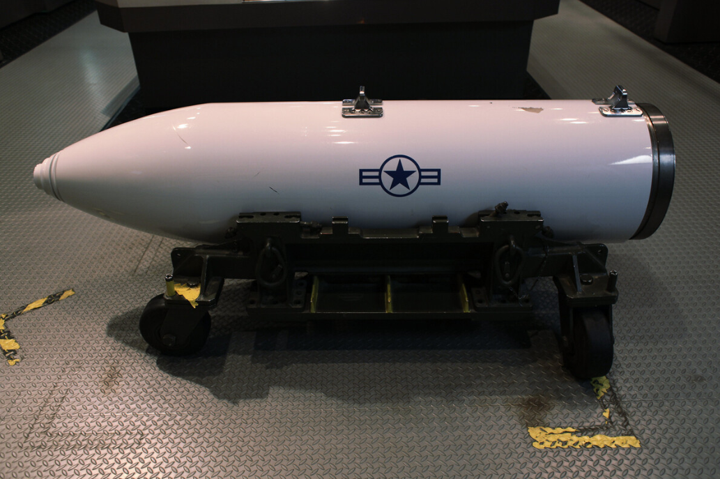 Pesando aproximadamente 1.100 kg, a B83 é a bomba nuclear mais pesada ainda em serviço no arsenal dos EUA. Ela foi desenvolvida na década de 1980, com sistemas de segurança avançados, incluindo detonação controlada para minimizar riscos de uso não autorizado.