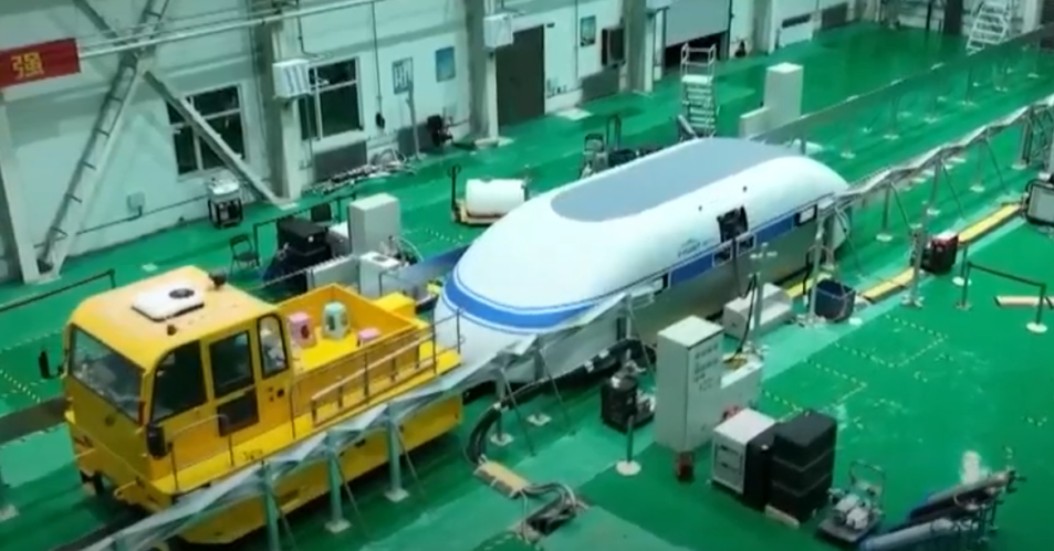 A primeira pista experimental do trem flutuante é construída com tubos de vácuo de precisão, capazes de manter pressão reduzida para eliminar resistência do ar. Projetada com tecnologia de ponta, ela permite testes em condições controladas para alcançar velocidades de até 621 MPH.