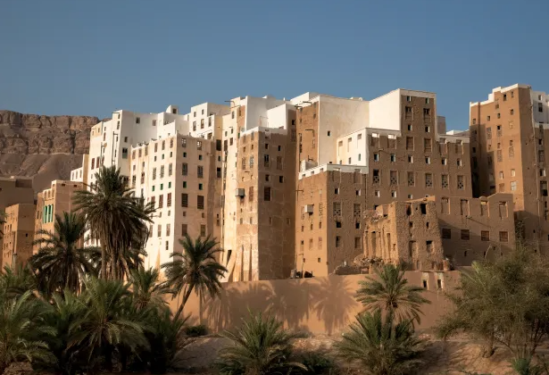 500 torres de lama formam essa incrível cidade histórica no meio do deserto. Com paredes de até 1,80 m de espessura na base, essas construções resistem há séculos, mas enfrentam a erosão e desastres naturais.