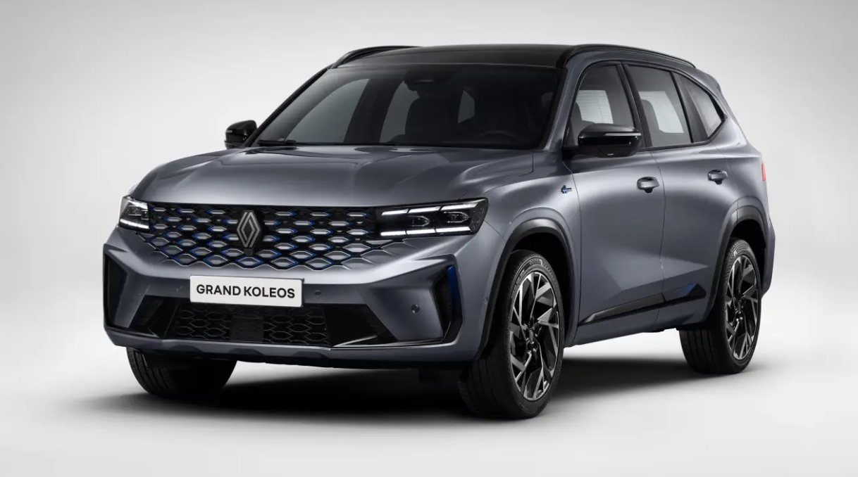O Grand Koleos está previsto para chegar ao Brasil no primeiro semestre de 2025, importado diretamente da Coreia do Sul. Há possibilidade de sua estreia ocorrer antes do lançamento do projeto 1312, novo SUV médio nacional da Renault.
