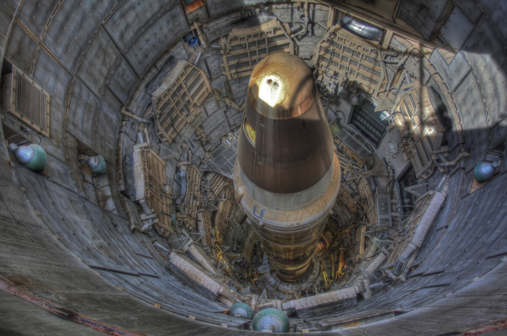 Além das ogivas, a China construiu 350 novos silos para mísseis balísticos, localizados estrategicamente nos desertos do norte. Esses silos abrigam mísseis Dongfeng-5, capazes de transportar múltiplas ogivas e atingir alvos a milhares de quilômetros de distância.