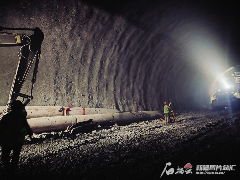 O túnel Tianshan Shengli, com 21 km de extensão, está sendo escavado utilizando tecnologias de ponta em engenharia civil, como máquinas de perfuração avançadas capazes de operar em terrenos rochosos e instáveis das Montanhas Tianshan.